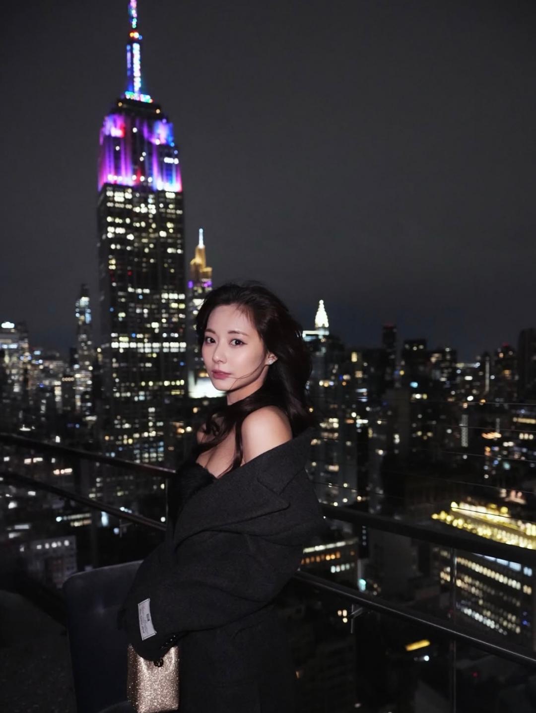 跨年夜當晚以紐約夜色作為背景，子瑜身穿抹胸小洋裝顯得性感優雅。（翻攝自instagram）