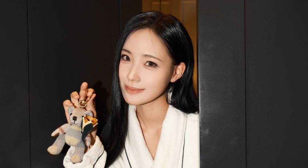 Lily在秀前曝光準備花絮，只見她精心挑選了「陪玩泰迪熊」掛飾，邀請大家進門參觀。