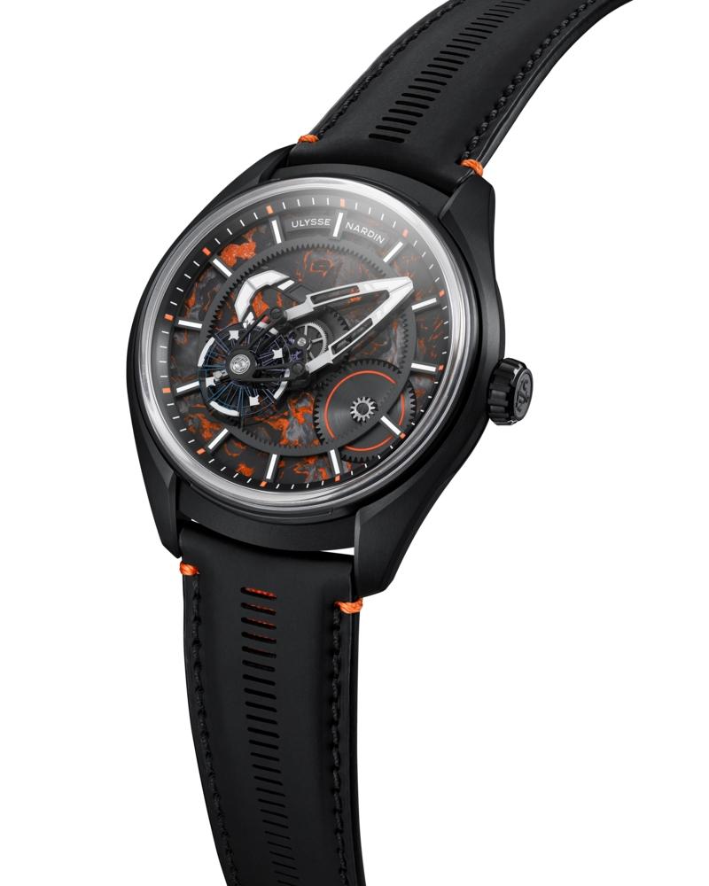 錶盤以航空工業回收碳纖維打造的Carbonium®材質製成，並注入橙色環氧樹脂，成就獨一無二的紋理。（Ulysse Nardin提供）