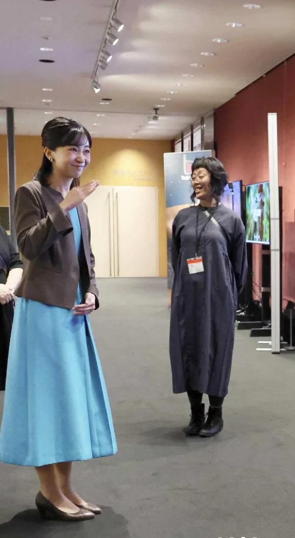 同一件外套去年也亮相過，當時佳子公主搭配藍色洋裝。