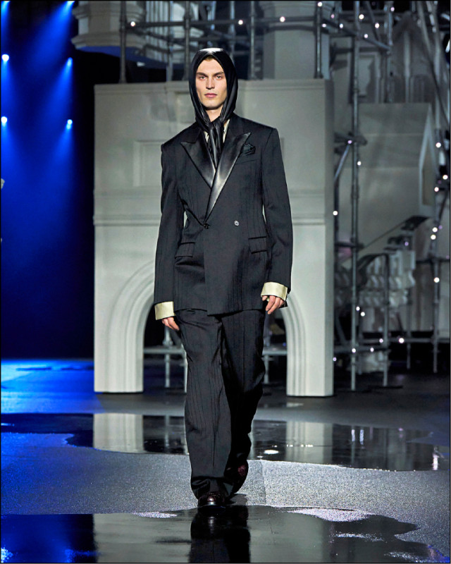 Burberry秋冬男裝系列正裝透過別致細節，勾勒年輕化風格。