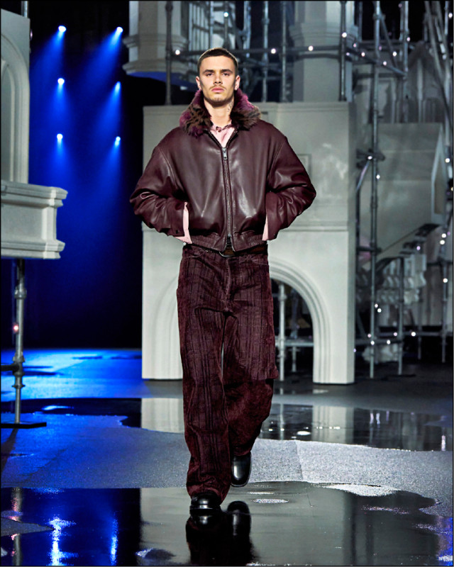 Burberry秋冬系列皮革成為重點材質，粗獷氣息的酒紅色皮革飛行夾克搭配格紋長褲，以寶石色調呼應夜幕氛圍。