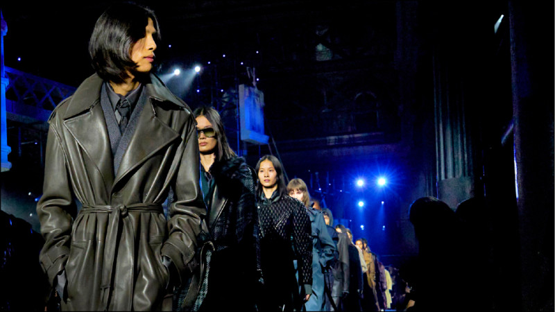 Burberry 2026秋冬系列從城市夜色出發，伸展台上以濃鬱色調為主。