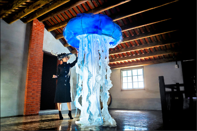 APUJAN 2026秋冬系列影像作品中出現大型水母裝置，延續品牌汲取文學作品為靈感的奇幻敘事氛圍。