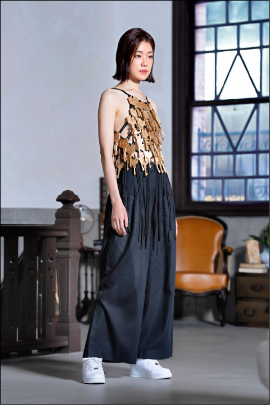 APUJAN新作中以品牌經典鑰匙符碼打造繩結背心上衣，將「線索」轉化為具象設計語彙。