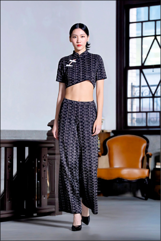 以東西合璧在倫敦時裝週打響名號的APUJAN，秋冬拆解旗袍輪廓描繪現代東方風格。