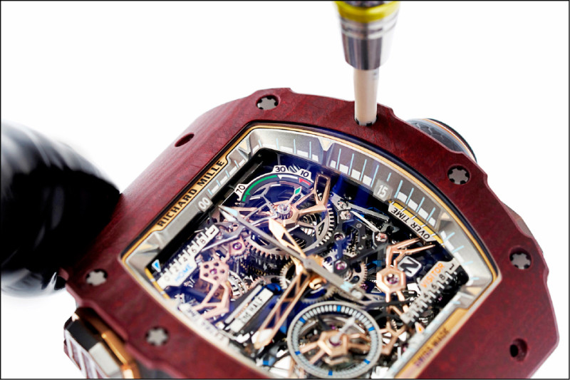 3件式錶殼由5級鈦合金花鍵螺絲、316L不鏽鋼抗磨損墊圈組裝而成。