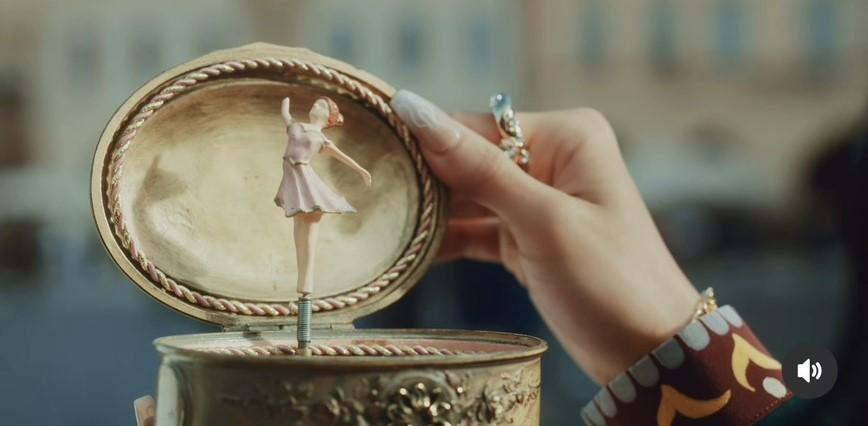 蔡依林時隔23年，重拍《布拉格廣場》MV。（翻攝自instagram）