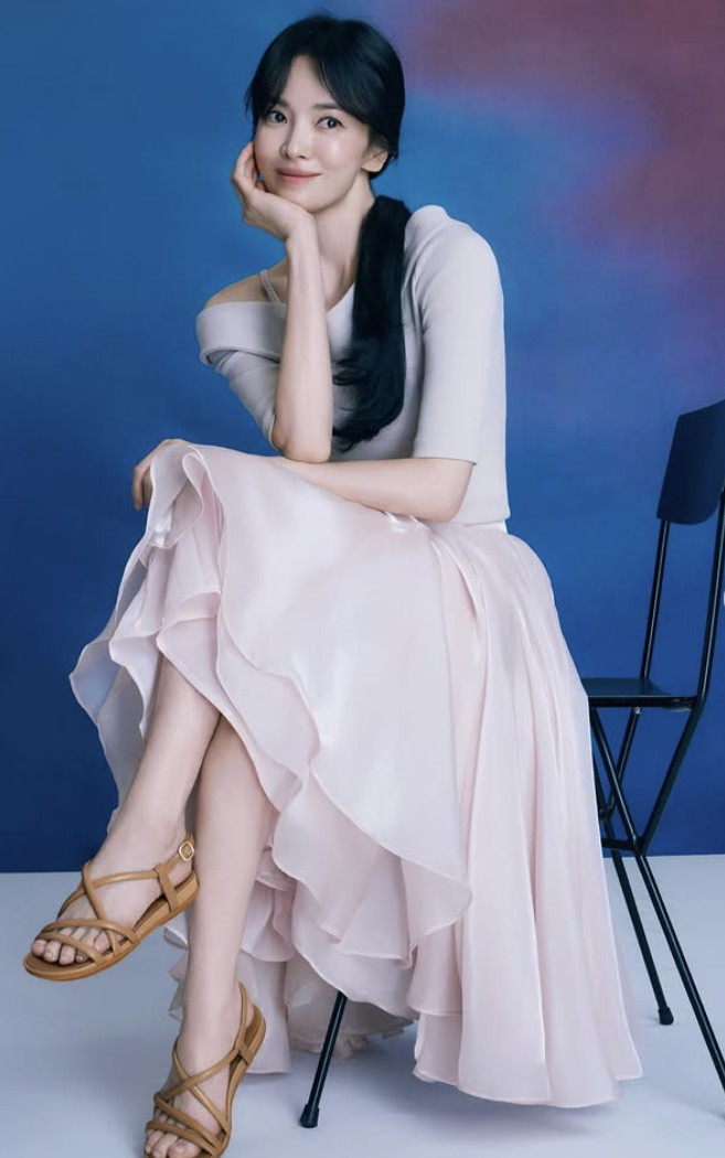 平價涼鞋宋慧喬也能駕馭出高級感。