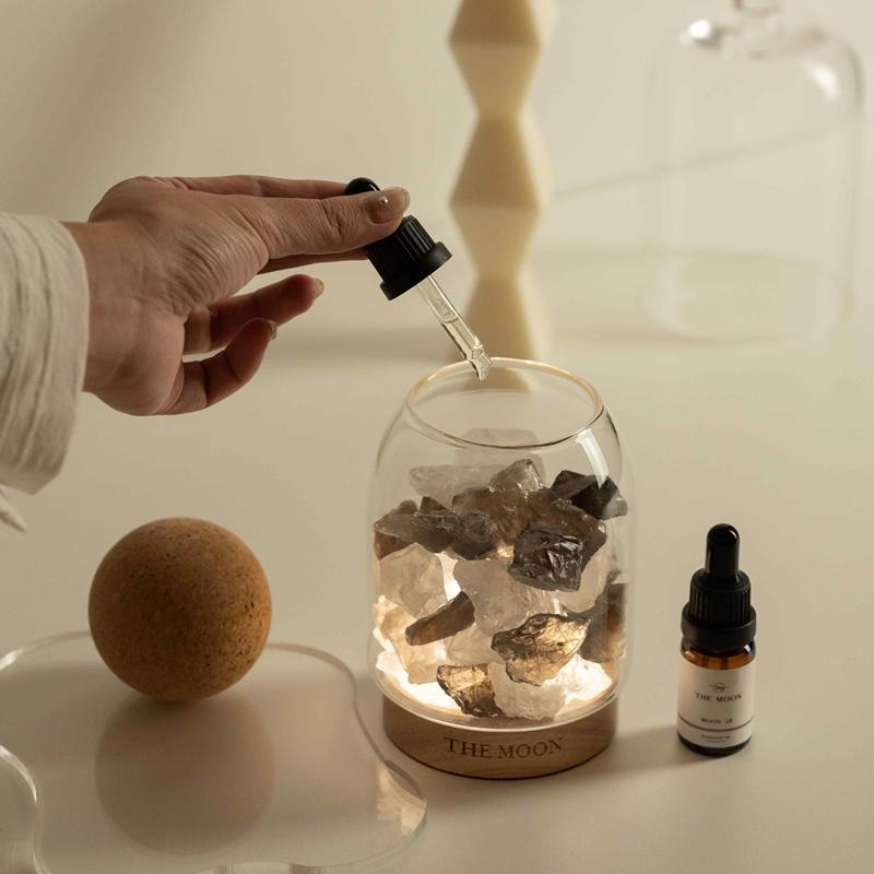 THE MOON 白水晶X茶水晶雙色水晶擴香燈。（Pinkoi提供）