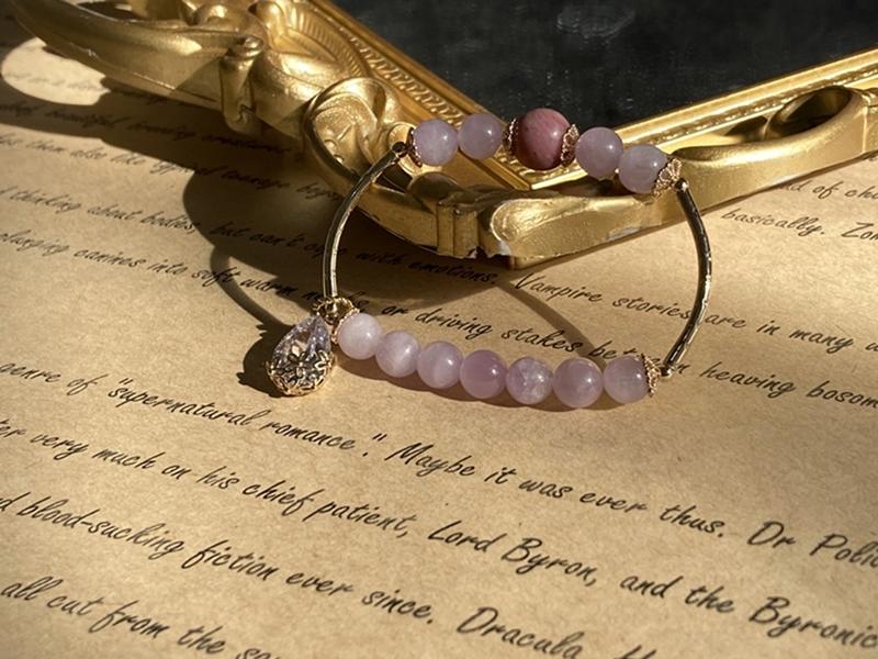 Atlantis Crystal City 薔薇輝石、紫鋰輝水晶手鍊。（Pinkoi提供）