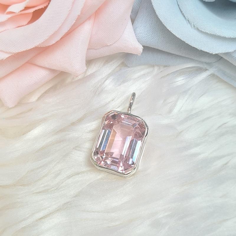 charissagemstone 粉紅色鋰紫玉純銀鍍鉑吊墜。（Pinkoi提供）