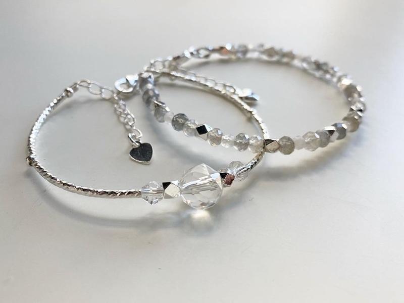 Crystal LaVie 白水晶拉長石月亮石手鍊。（Pinkoi提供）