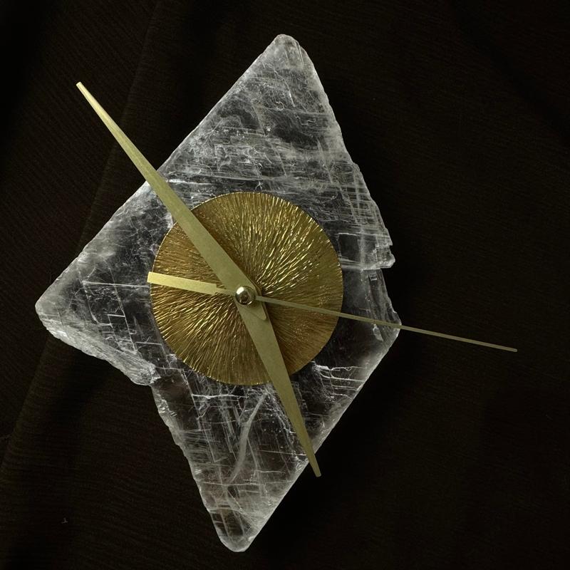 S_MAL 黃銅透石膏掛鐘。（Pinkoi提供）