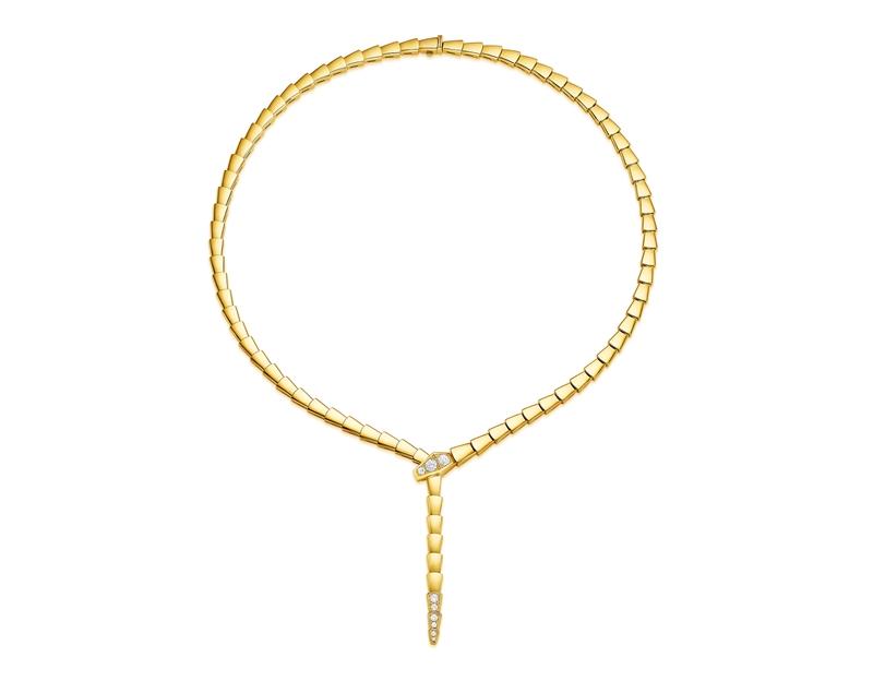 Serpenti Viper黃K金鑲鑽項鍊。（BVLGARI提供）
