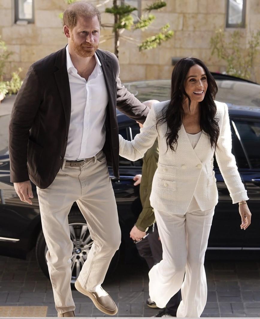 梅根一襲全白色西服造型，被外媒直指「模仿」凱特王妃。（翻攝自instagram）