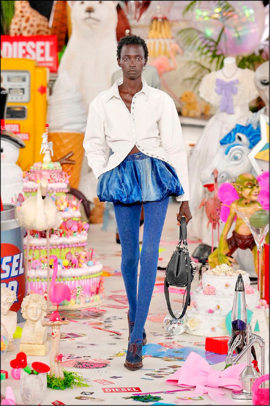 Diesel發表的立體牛仔短裙藉誇張廓形，構築反差視覺張力。