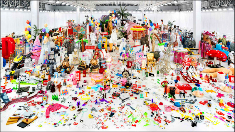 Diesel 2026秋冬秀場，以5萬件典藏品與循環再造道具交錯陳列，打造大型沉浸式派對場景。