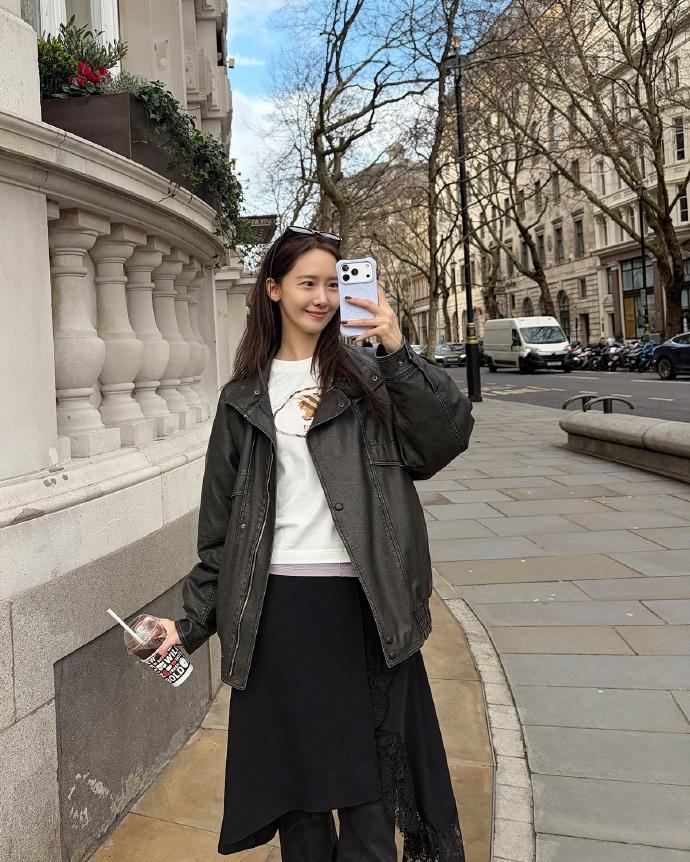 潤娥一身輕鬆裝扮現身倫敦街頭。(翻攝自Weibo)