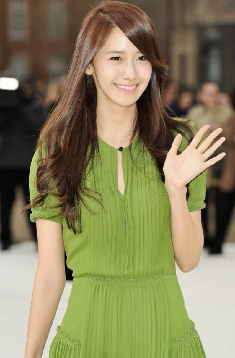 潤娥2012年首度出席Burberry大秀。(翻攝自Weibo)