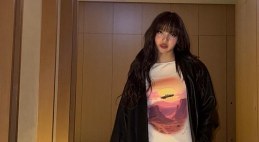 Lisa私下白色T恤單穿辣照外流！「下身失蹤」超長美腿搶鏡掀高度討論