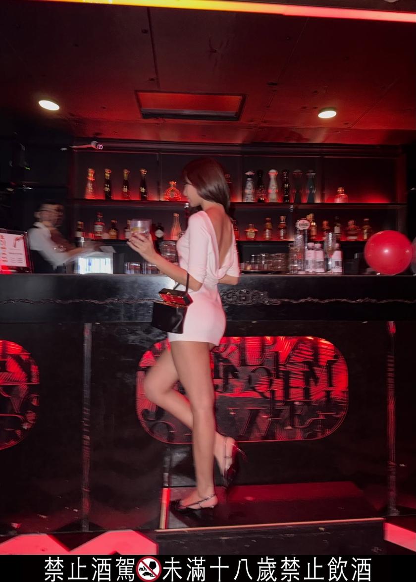 轉過身還可見背部挖空更火辣。（翻攝自instagram）