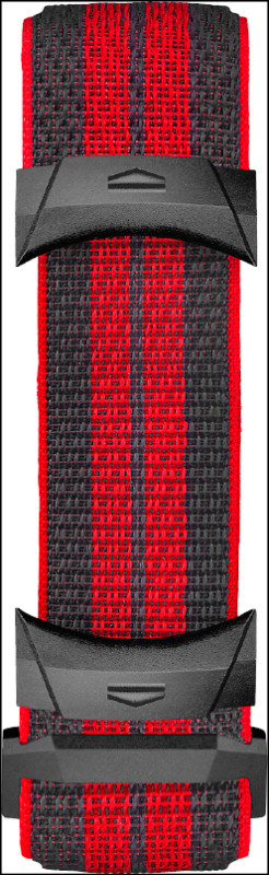 附加的紅色彈性織布錶帶，除了提供舒適度，也能創造不同的風格選擇。