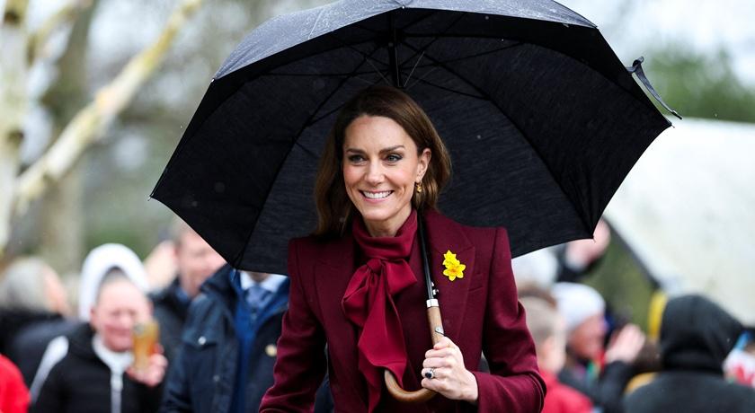凱特王妃冒雨跑行程。(路透)