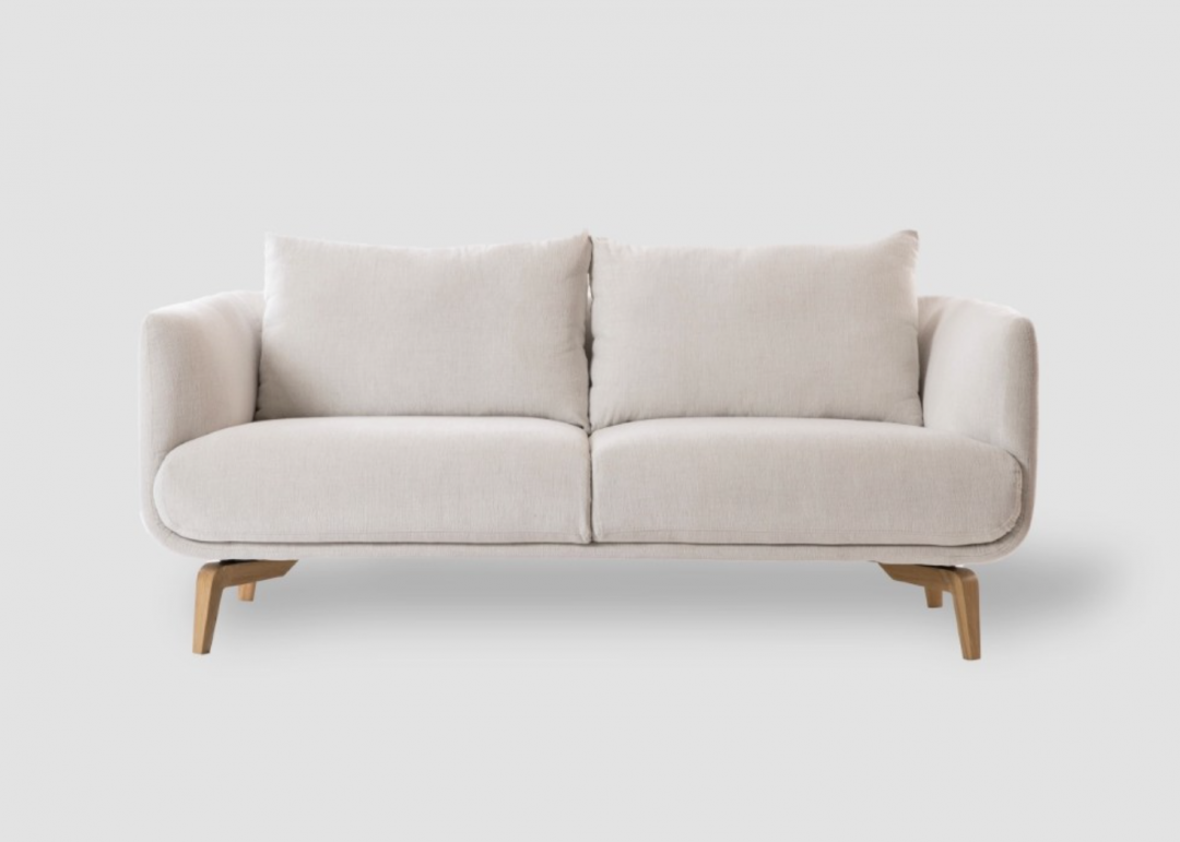 波蘭SITS Moa兩人座布質沙發（非客製布料），原價65,900元、出清價39,540元。(HOLA提供，以下同)