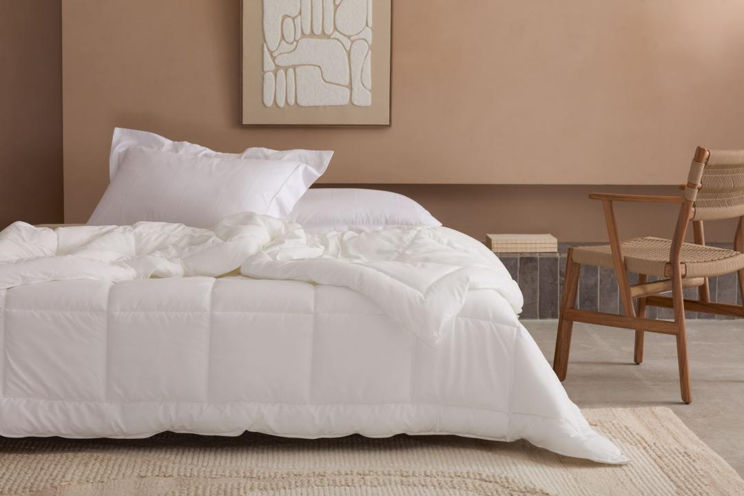 REAL極輕暖石墨烯科技羽絨長效防螨雙人冬被，原價2,480元、出清價1,736元。