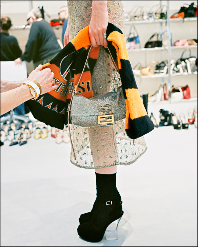 FENDI千禧年代的經典之作「法棍包」Baguette此次也以多元風貌強勢回歸，喚醒世代集體記憶。