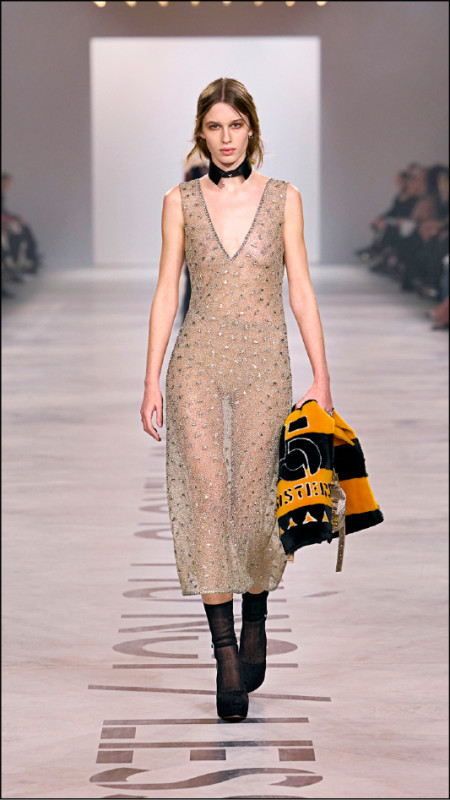 裸色洋裝以金屬質地營造若隱若現的性感氛圍，低調綻放內斂的光澤感。