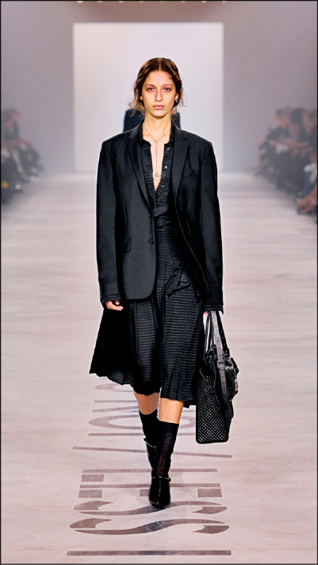 大秀開場以黑色系定調，正裝與裙裝互相搭配，描繪剛柔並濟的女性形象。