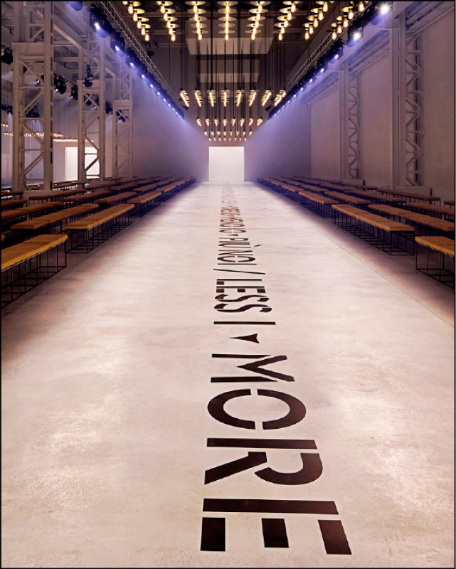 伸展台印有醒目「Less I, More Us.」標語，點出Maria Grazia Chiuri首秀的中心思想。