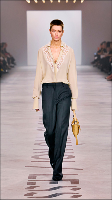 蕾絲成為秋冬季的關鍵材質，無論是以剪裁重塑高雅氣質，或結合垂墜感軟質面料拼接呈現，都能各自展現出全新風格。