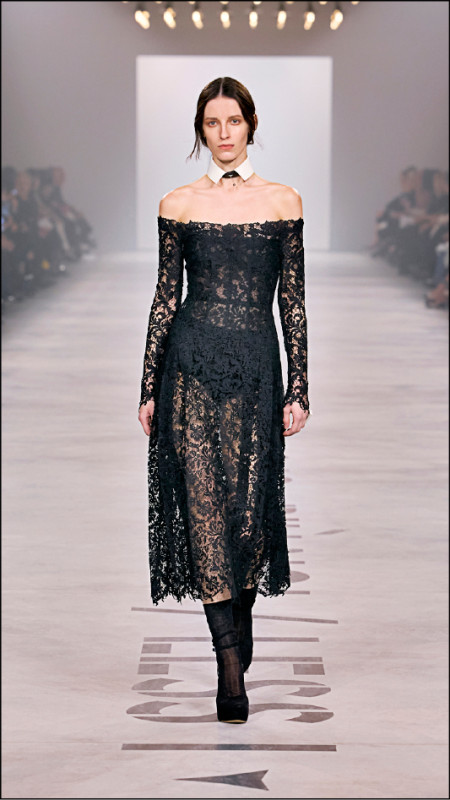 蕾絲成為秋冬季的關鍵材質，無論是以剪裁重塑高雅氣質，或結合垂墜感軟質面料拼接呈現，都能各自展現出全新風格。