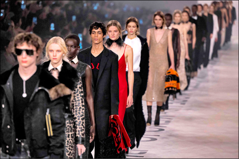 Maria Grazia Chiuri入主FENDI後的首場大秀，80套設計以黑白極簡風格為主調，僅以少量色彩點綴，形塑冷靜克制的風格語彙。（法新社）