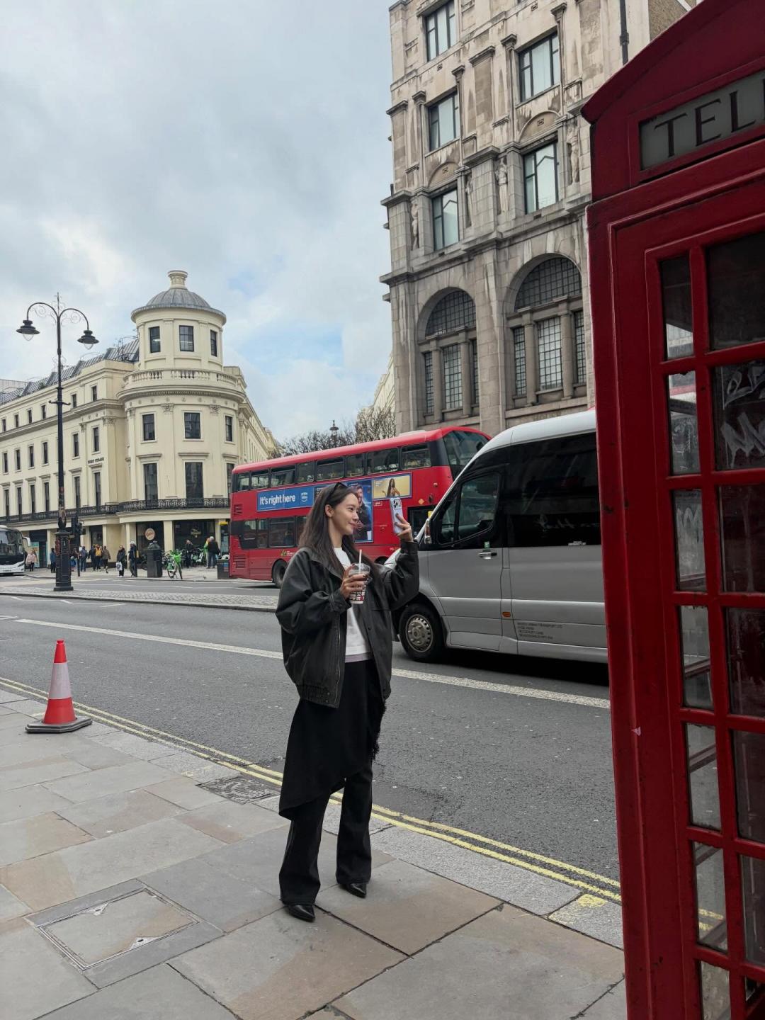 潤娥趁倫敦時裝週工作空檔在敦街頭漫步。（翻攝自instagram）