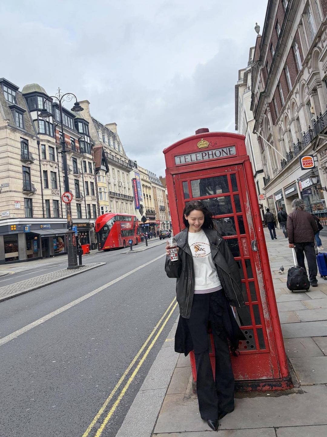 黑色俐落夾克搭配黑色褲裝，在紅色電話亭取景將私服拍出大片氛圍。（翻攝自instagram）