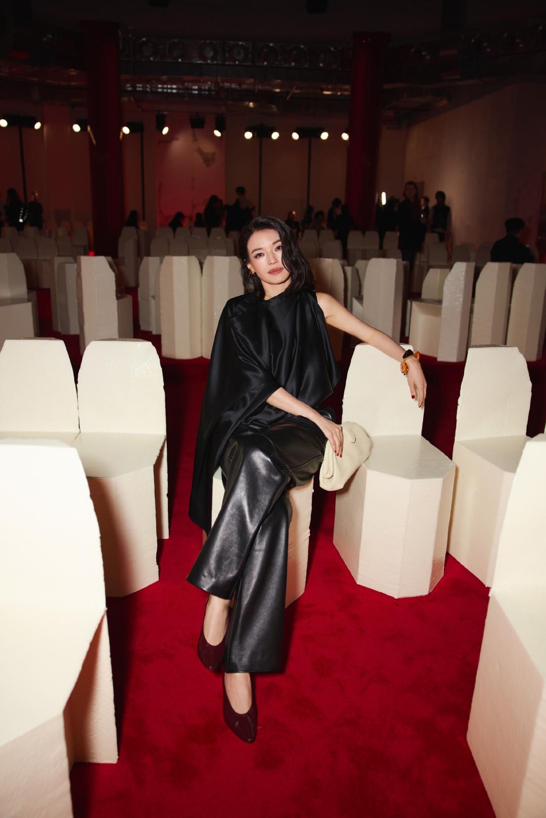 舒淇自爆看完秀只想睡覺，為美美亮相一刻不得閒，沒時間逛街之外，下個行程也只想回飯店補眠。