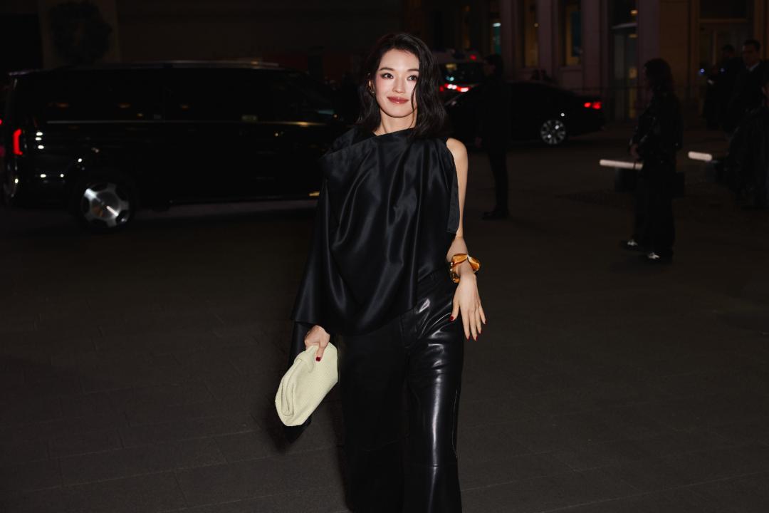 觀秀造型充滿個性，不對稱的剪裁以單邊袖設計營造亮點。