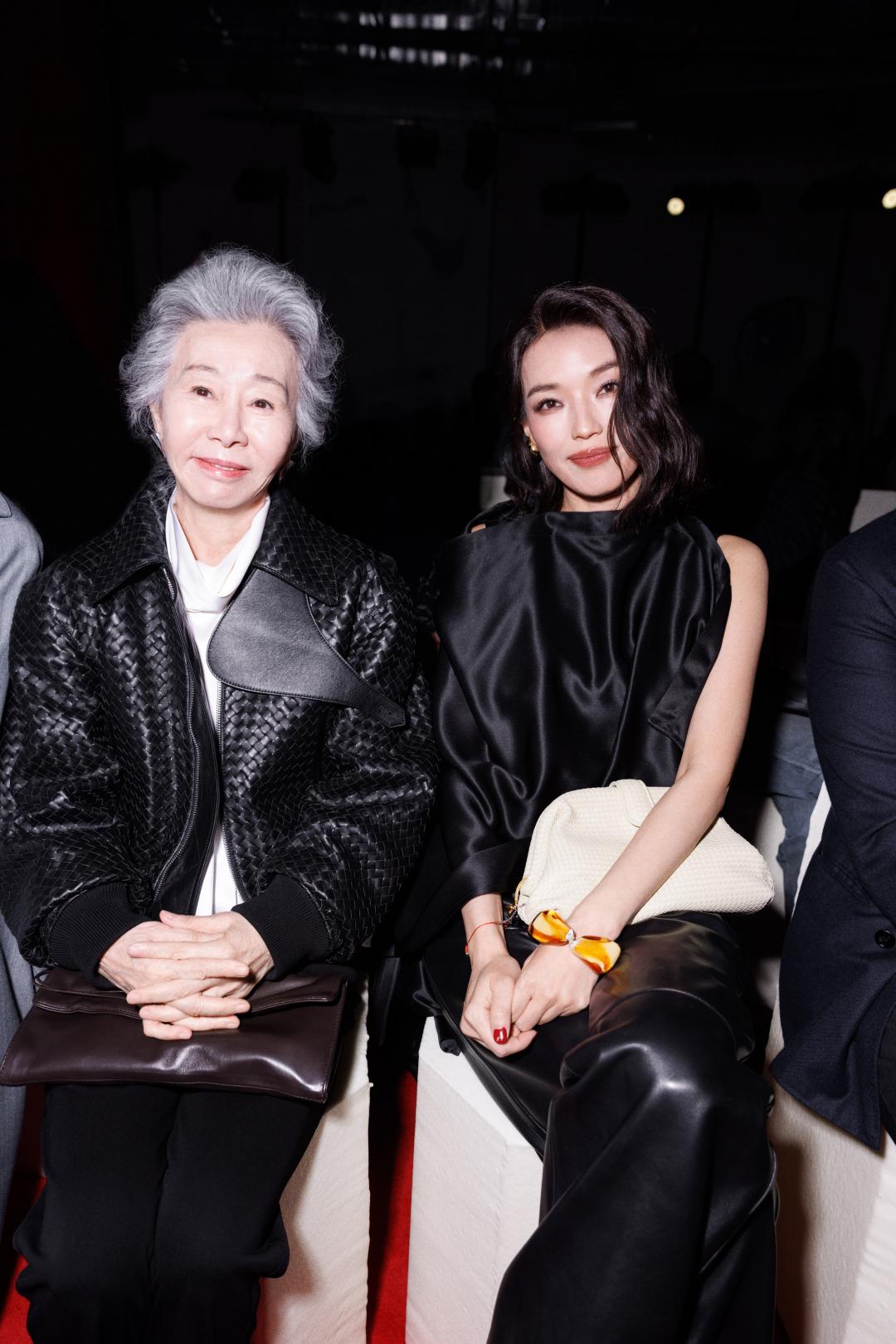 （左）奧斯卡最佳女配角尹汝貞與舒淇在秀場相見歡。