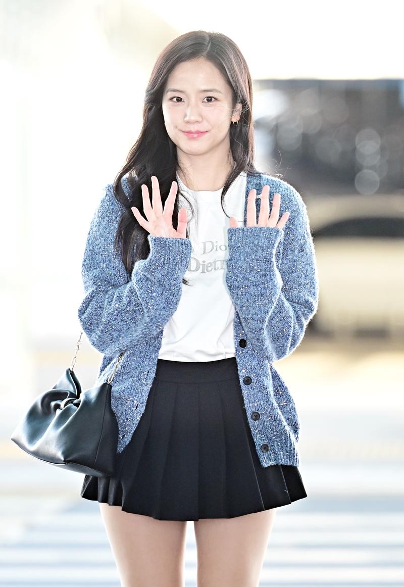 Jisoo日前現身韓國機場，準備飛往巴黎看秀，一身俏麗又帶點性感的短裙造型掀起討論。（Dior提供）