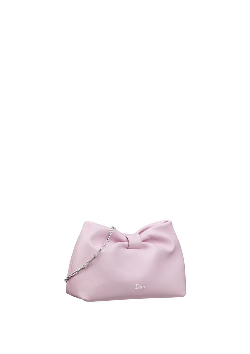 玫瑰粉小羊皮小型肩背包，140,000元。（Dior提供）