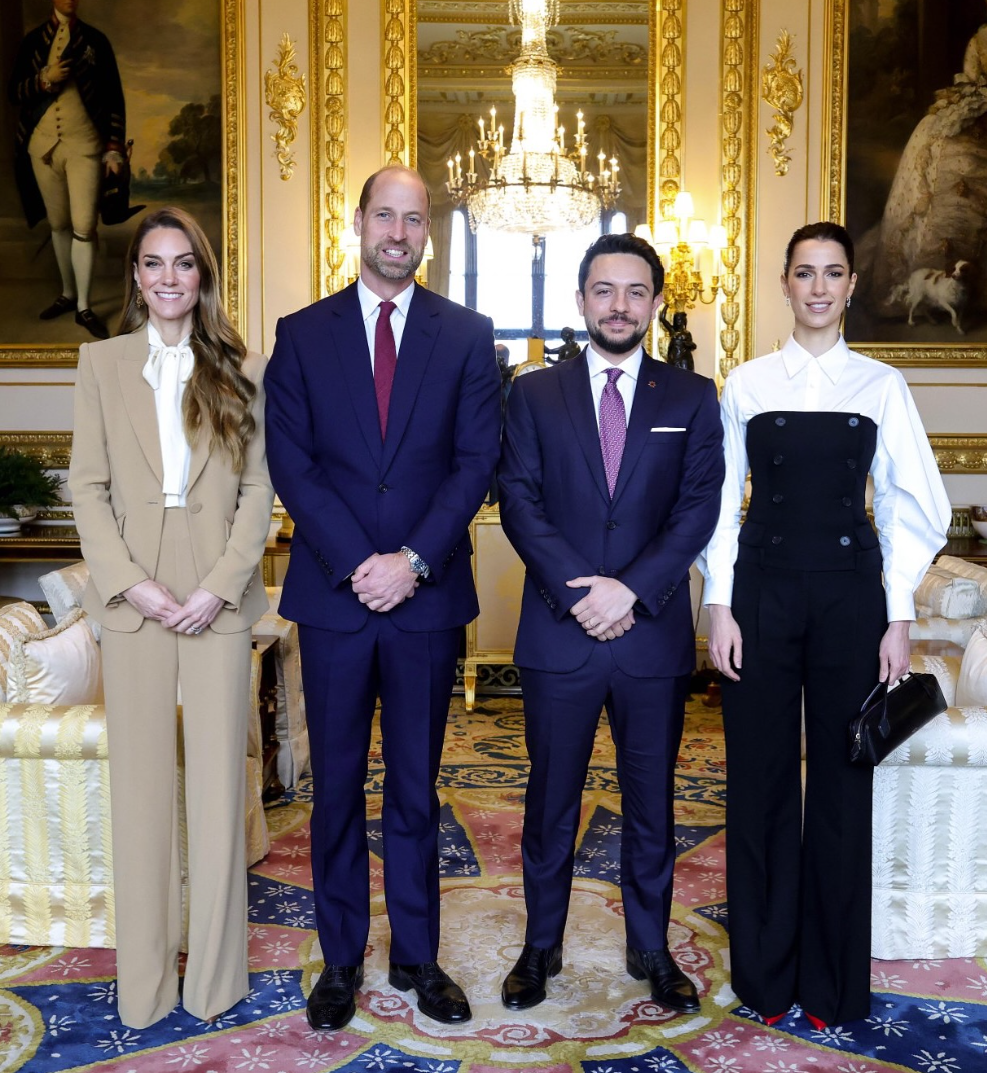 去年約旦王儲和王儲妃造訪英國，凱特王妃(左一)以白色蝴蝶結襯衫搭出正裝感。(翻攝自IG)