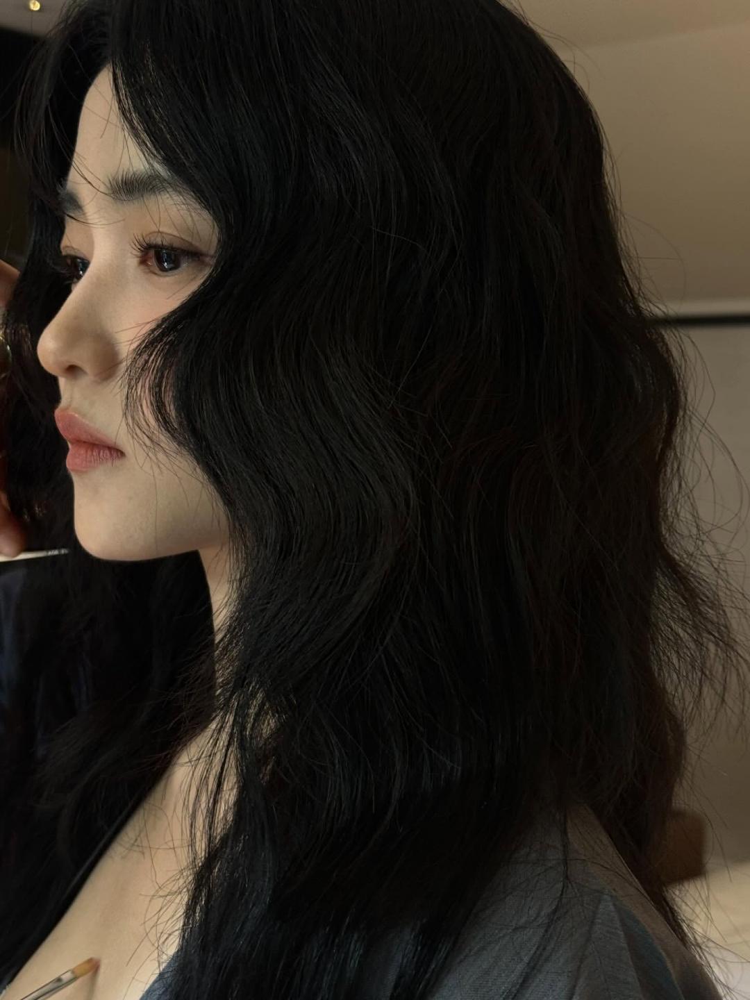 為了呈現更惹火的性感姿態，金泰梨還特別在胸前加上陰影，調整深邃視覺感受。