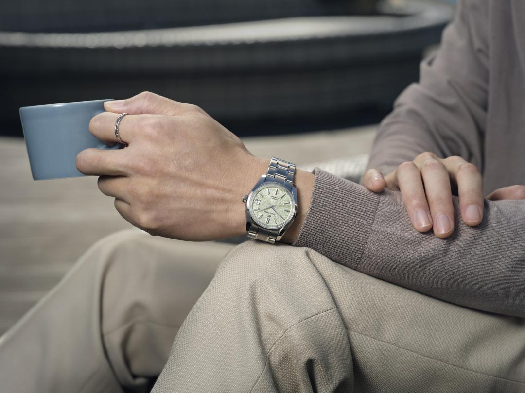 SBGH343錶款採用大小適中的38毫米錶徑。