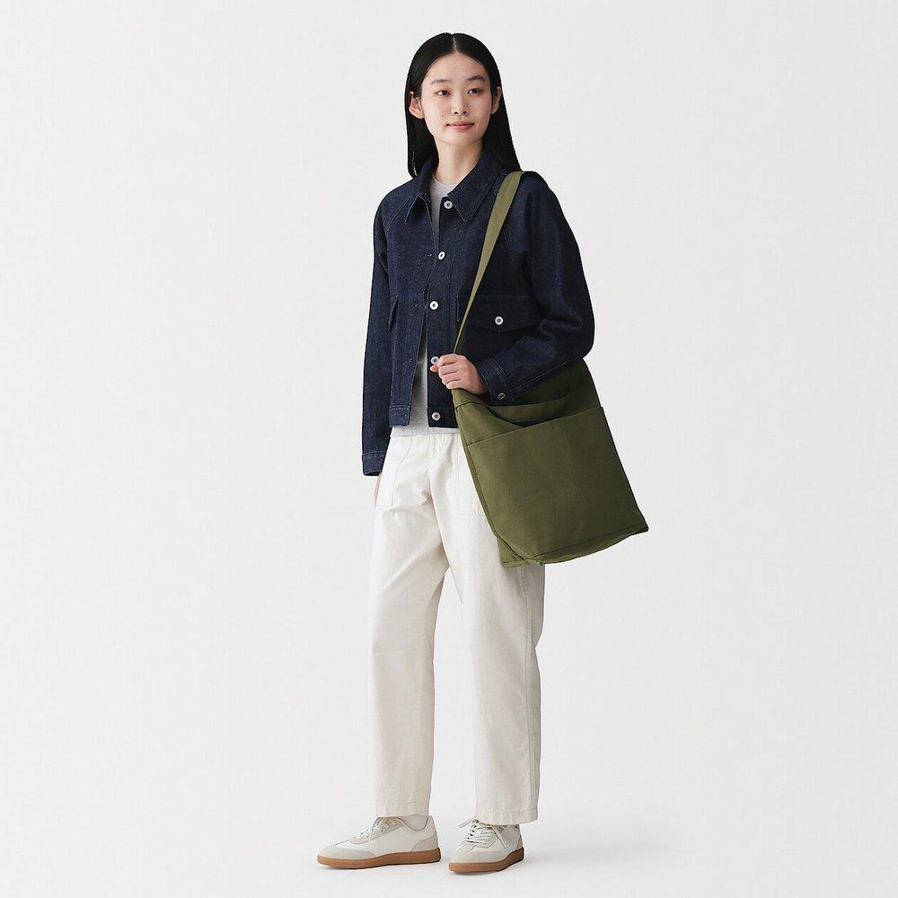 MUJI帆布肩背托特包，490元。(MUJI提供，以下同)