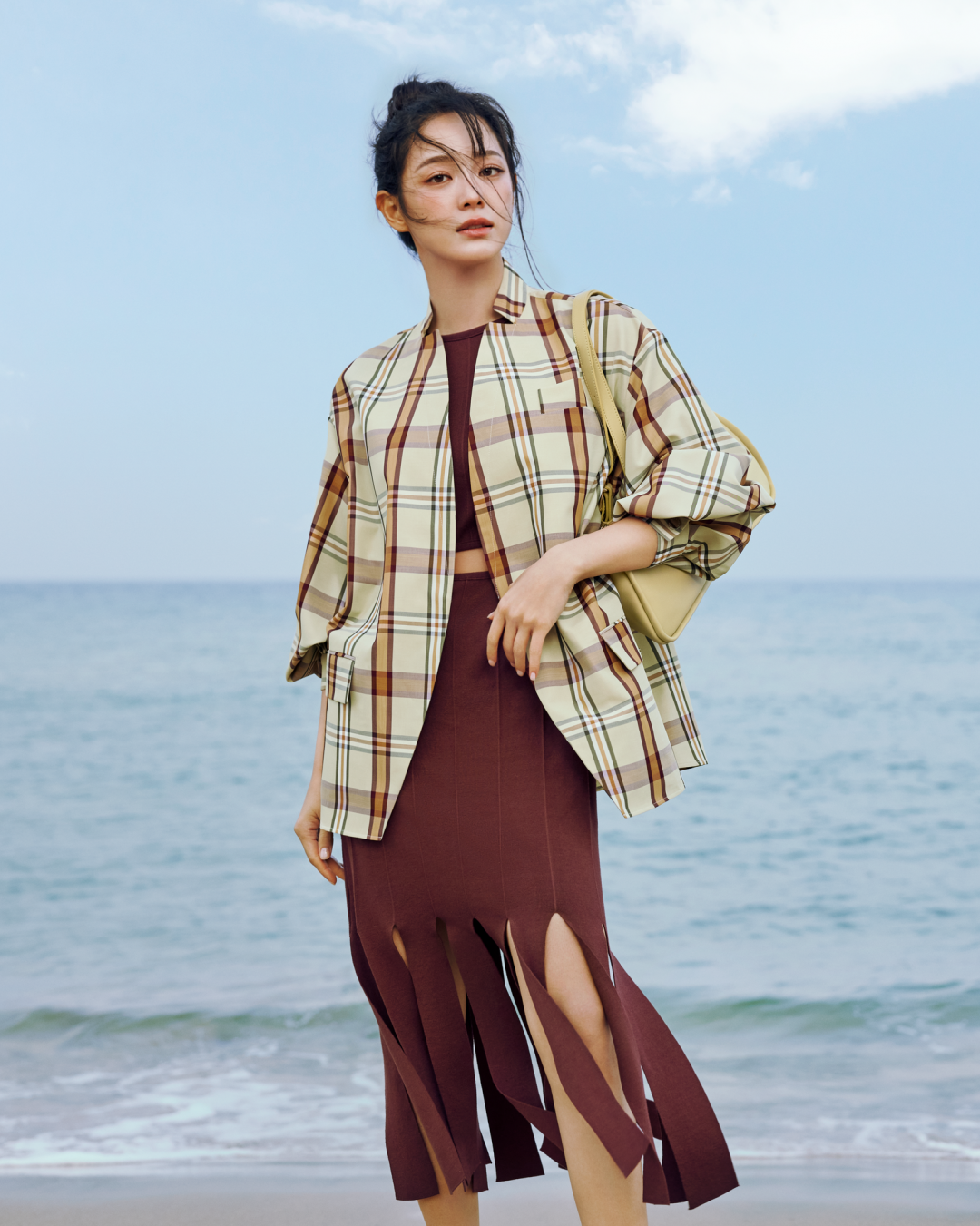 流蘇長裙無論搭配白T或是西裝外套，都能穿出時髦風格。