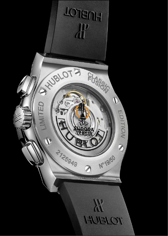 為拉擡聯名意涵，經典融合歐足超級聯賽計時碼錶於後底蓋鐫刻聯賽標誌。